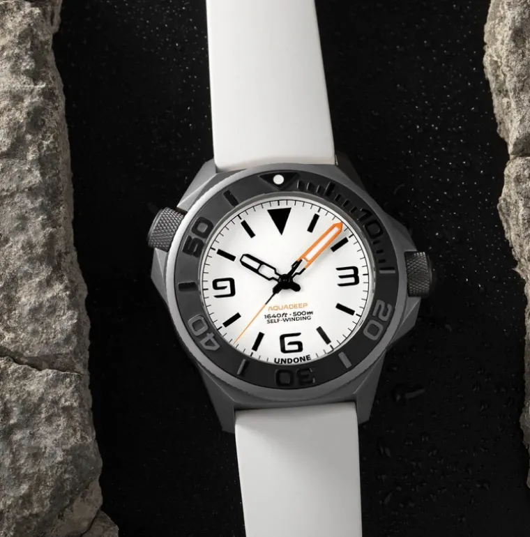 aqualume_white_automatic_3.webp AQUALUME WHITE AUTOMATIC