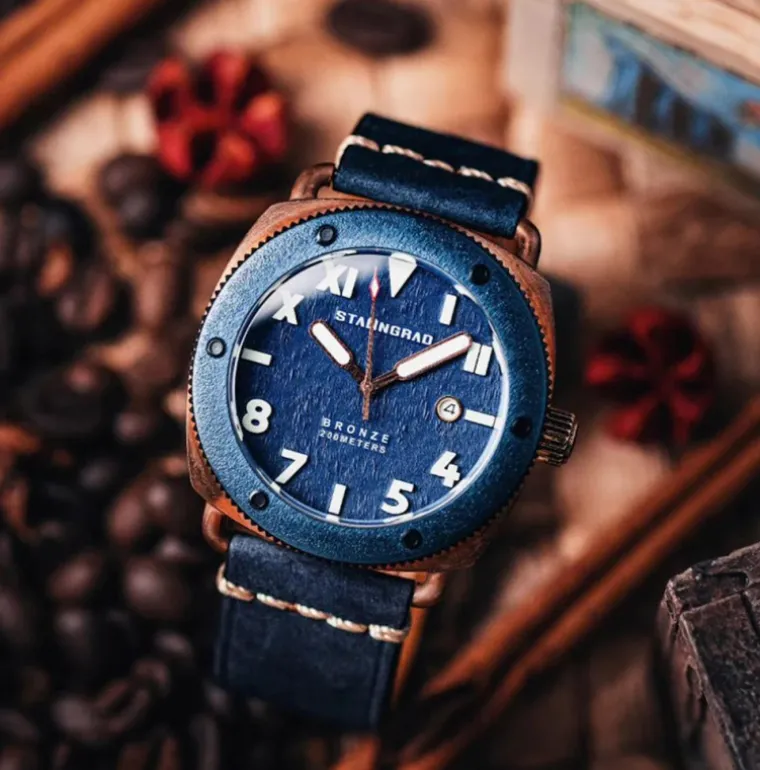 bronze_defender_m_deep_bl_4.webp Bronze Defender 200M Deep Blue Dial Black Leather Strap