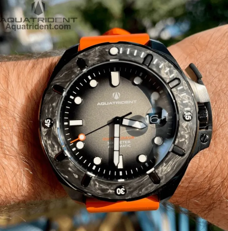 ichthyosaur_m_diver_carbo_4-1.webp Ichthyosaur 500M Diver Carbon Fiber Bezel Grey Dial Orange Fluororubber 45mm