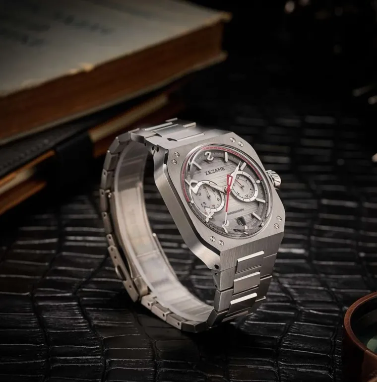 night_hawk_chronograph_gr_4.webp Night Hawk Chronograph Gray Dial with Steel Grey Case 40.5mm