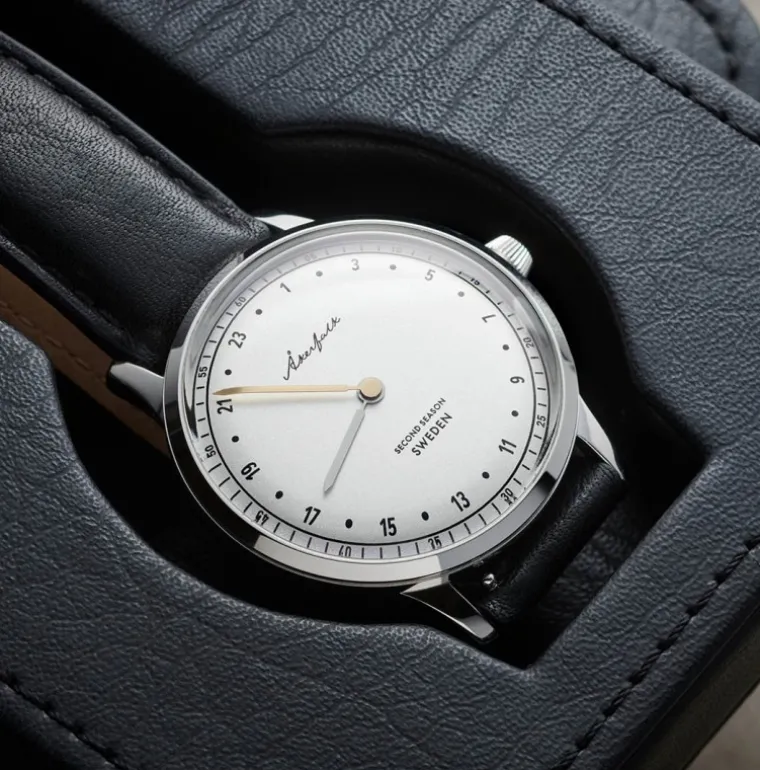 second_season_silver_whit_2.webp Second Season Silver White with Brown Leather