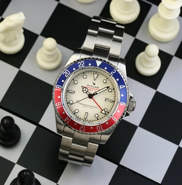 sharkmaster_gmt_pilot_whi_2.webp SHARKMASTER GMT PILOT WHITE