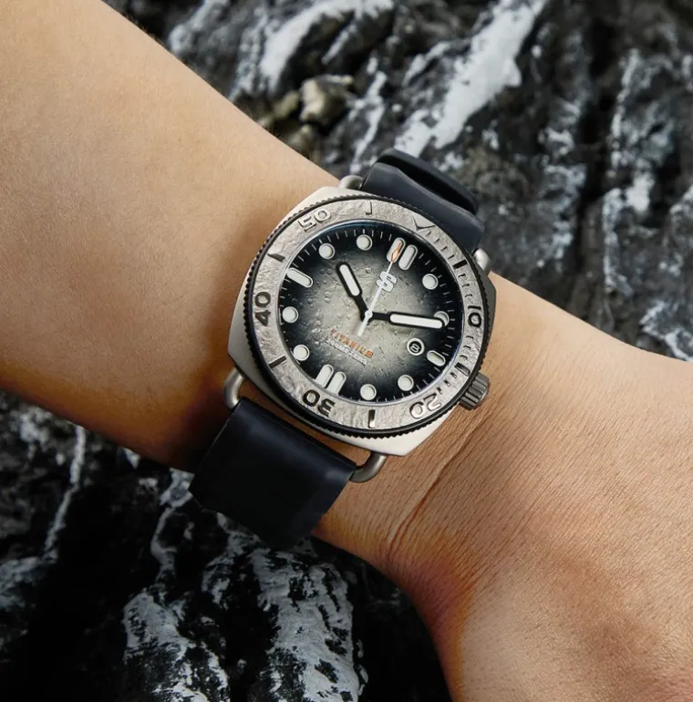 titanium_defender_grey_lu_3.webp TITANIUM Defender Grey Lunar Dial Black Silicon Strap